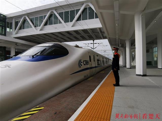 |宜万铁路恩施高坪站正式开通，巴东建始巫山60万人家门口迎动车