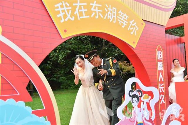 |架起“钢铁鹊桥”！中部战区陆军某舟桥旅为40对新人补办浪漫婚典