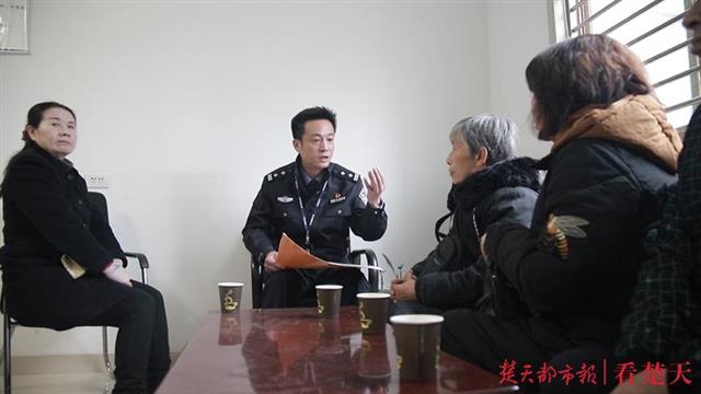 |湖北警方抗疫先锋“双节”护平安 ，冲锋队民警挑重担包揽凌晨巡逻任务