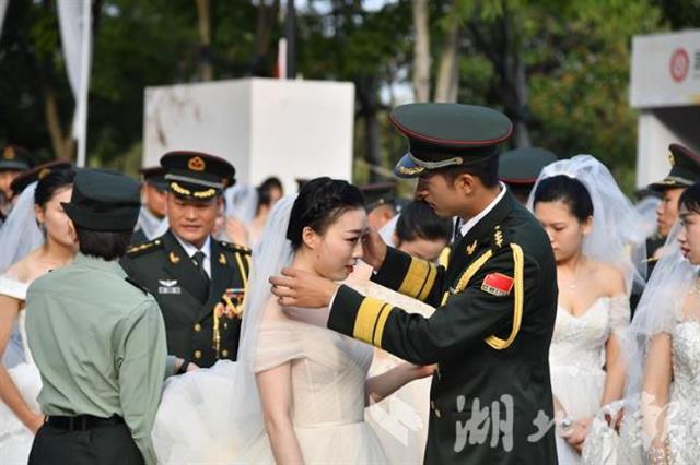 |架起“钢铁鹊桥”！中部战区陆军某舟桥旅为40对新人补办浪漫婚典