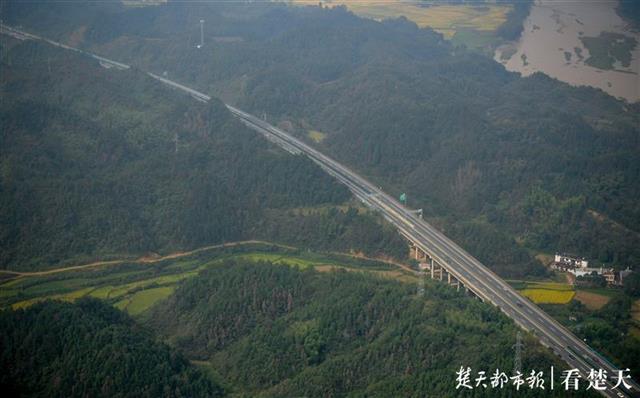 |记者直升机上俯瞰，武汉至咸宁道路并不拥堵