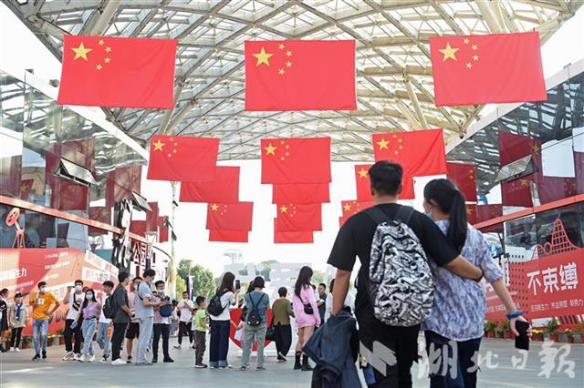 |国庆首日欢乐谷迎数万名游客