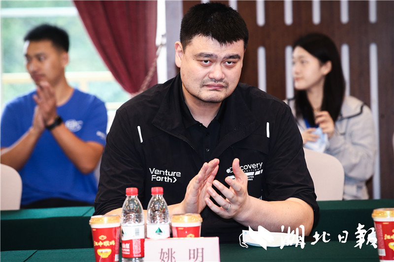 |姚明等姚基金一行探访火神山医院并向医护球迷赠送篮球装备