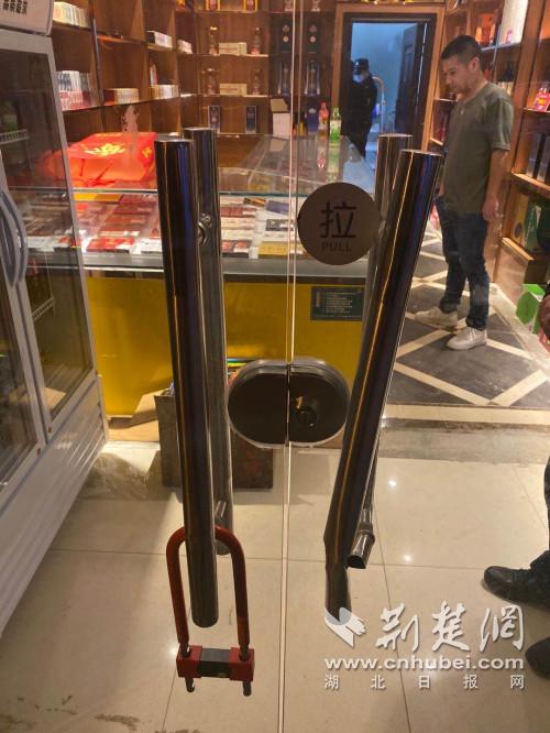|惯偷徒手拉断商铺门把入店盗窃夜巡民警5分钟赶到瓮中捉鳖