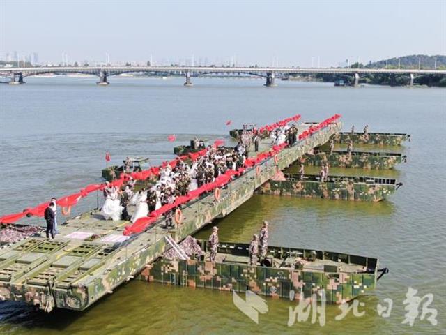 |架起“钢铁鹊桥”！中部战区陆军某舟桥旅为40对新人补办浪漫婚典