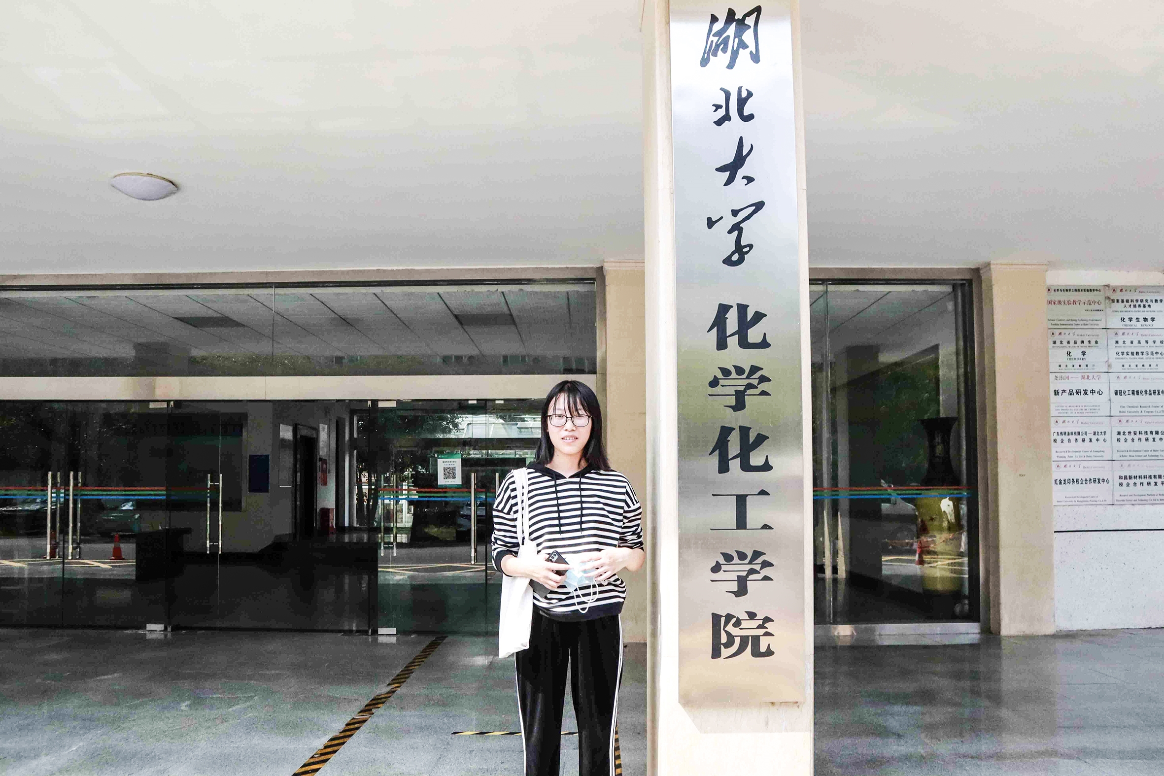 |她4岁开始上学15岁考上大学 湖大最小新生报到 姐弟4人全是学霸