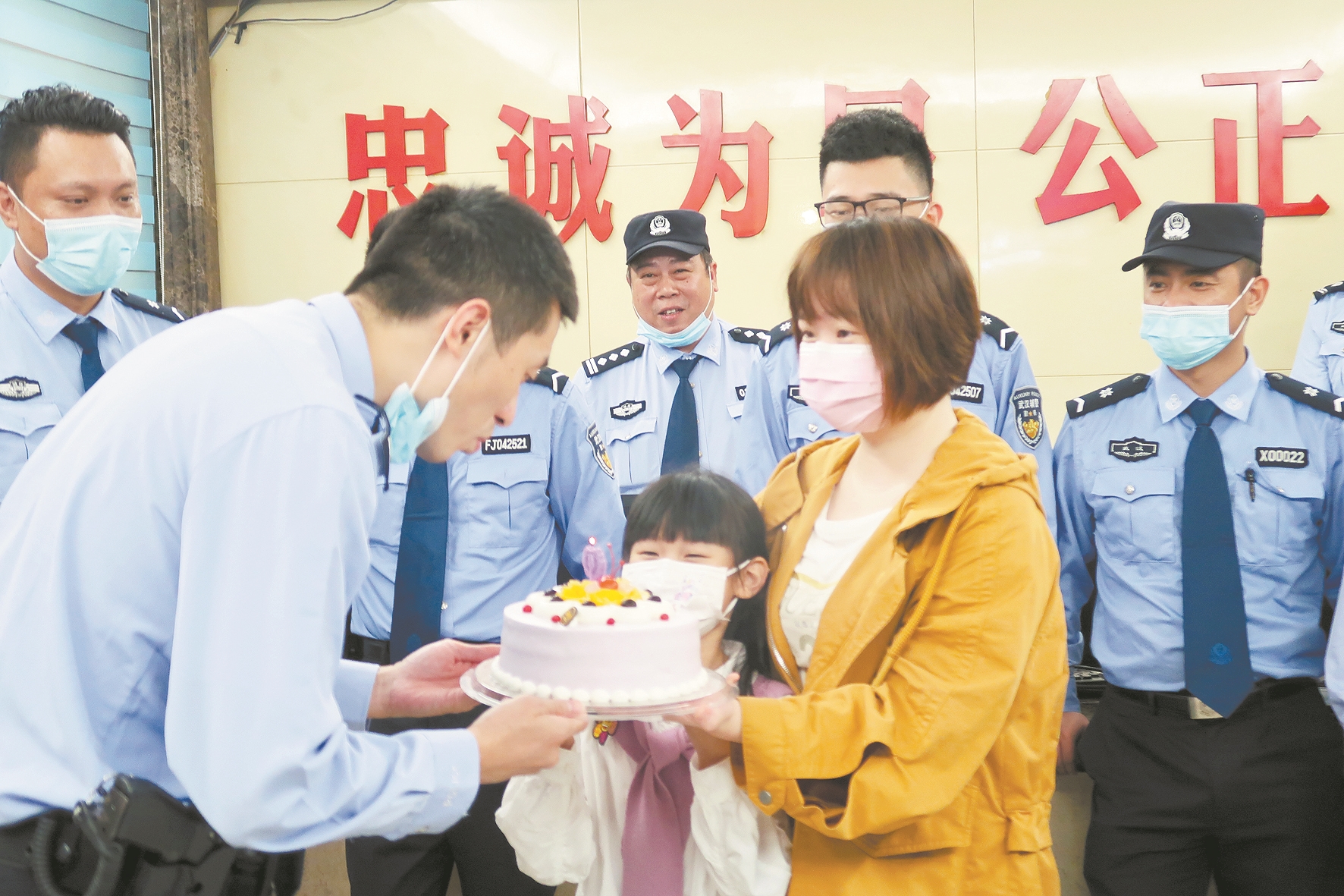 小女孩提着生日蛋糕 想给爸爸一个惊喜 生日快乐歌在警务站响起