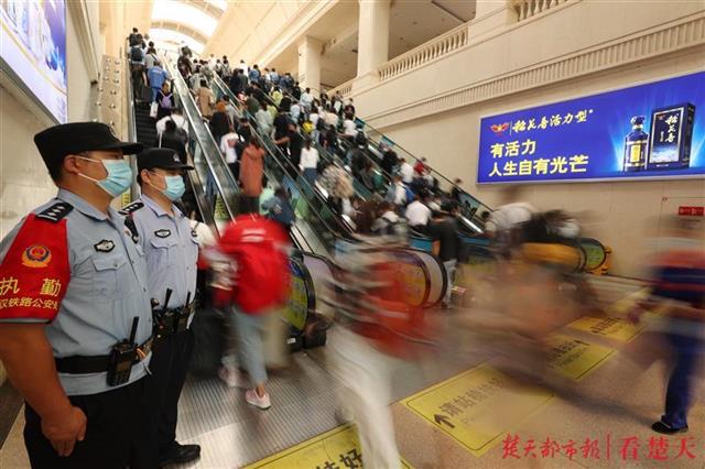 |三大火车站发送旅客创疫情防控以来新高，武汉铁警护航客流高峰
