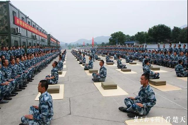 |当中秋节遇上国庆节，空降兵新兵这样度过