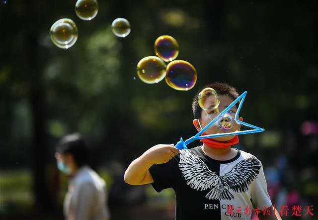 |秋日艳阳风拂过，稚子嬉戏笑如花
