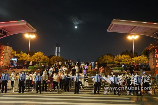 |每日万余名警力在岗坚守 武汉“双节”期间社会治安平稳