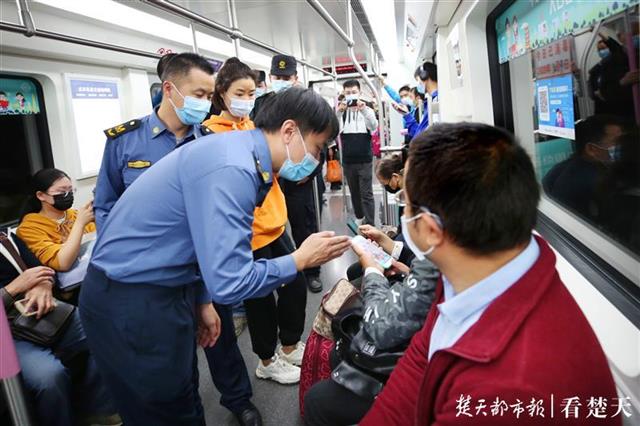 |武汉地铁开出新规实施后首张罚单！一男子在轻轨站台吸烟被现场处罚