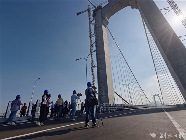 |在鄂央企中交二航局建功江苏镇江 世界首座高速铁路悬索桥即将开通