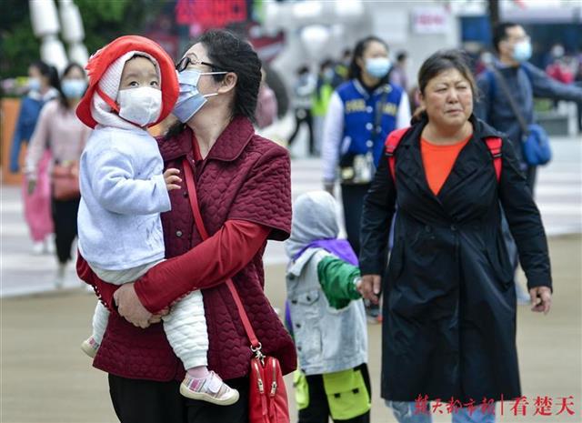 |秋雨来袭气温降，游客江城“打卡”游兴不减