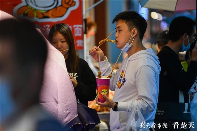 |秋雨挡不住游客热情！长假第三天户部巷里欢乐多