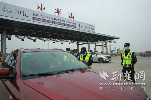 |每日万余名警力在岗坚守 武汉“双节”期间社会治安平稳