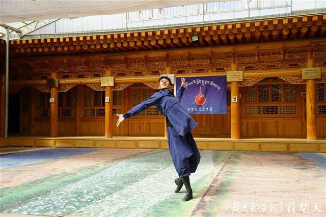 |牛圈里练功，路灯下看书，三名藏族青年“跳”出山村“舞”进大学