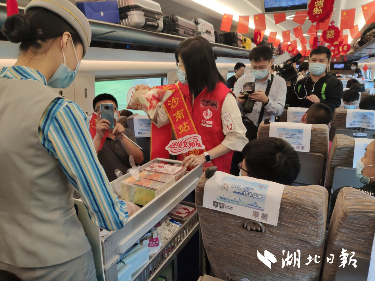 |坐着高铁看中国 | 国庆遇上中秋，高铁上遇见你