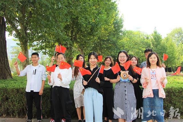 |我和国旗合个影！湖大学子庆祝祖国生日