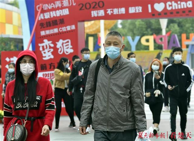 |秋雨来袭气温降，游客江城“打卡”游兴不减