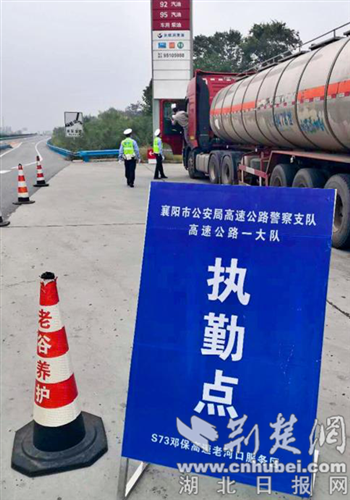 |襄阳高警“双节”坚守在路上