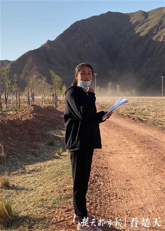 |牛圈里练功，路灯下看书，三名藏族青年“跳”出山村“舞”进大学