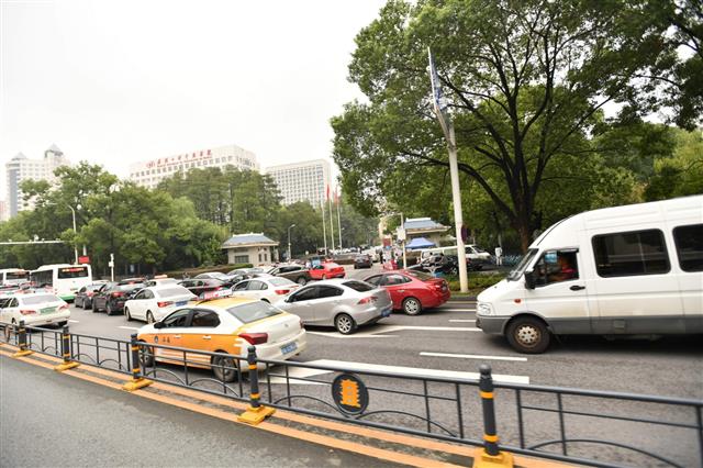 |“开源”又“挖潜”！多家医院上天入地破解停车难，专家支招：市民转变观念是关键