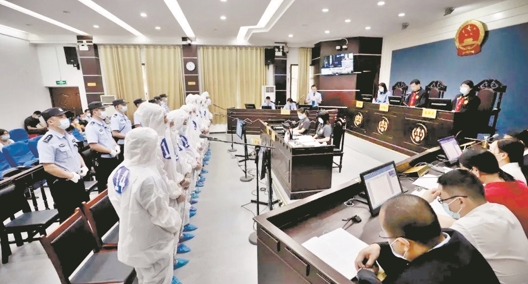 |冬天罚洗冷水澡一言不合竟用开水淋头 暴力讨债14人团伙一审全部获刑