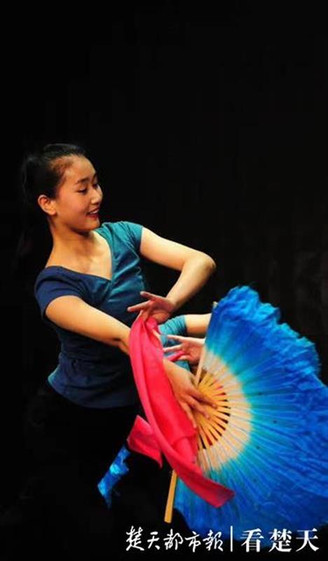 |牛圈里练功，路灯下看书，三名藏族青年“跳”出山村“舞”进大学