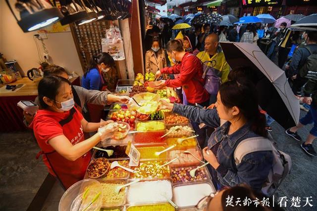 |秋雨挡不住游客热情！长假第三天户部巷里欢乐多