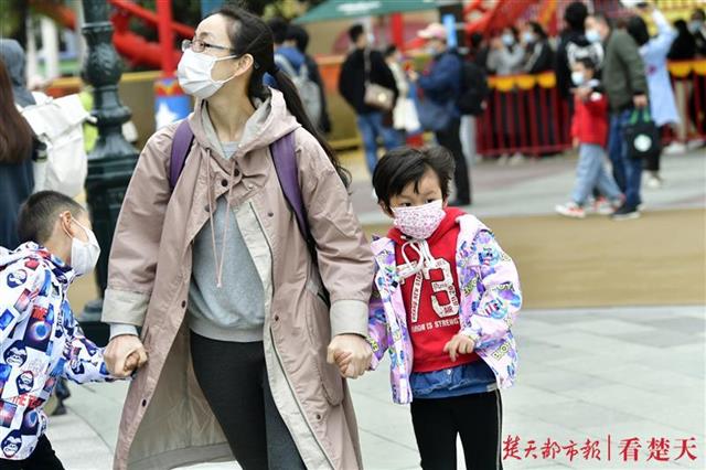 |秋雨来袭气温降，游客江城“打卡”游兴不减