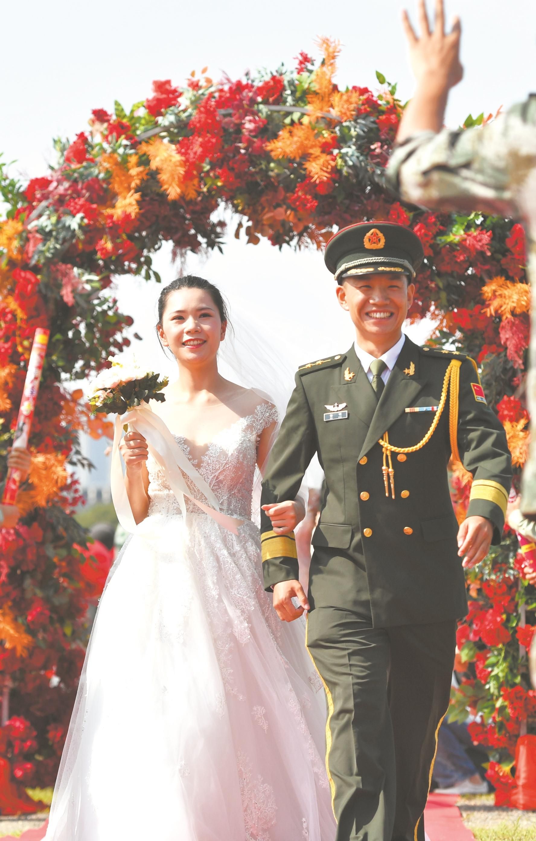 |舟桥官兵集体办婚礼：誓为鹊桥之仙 此情东湖可鉴（组图）