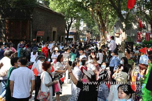 |长假首日武昌昙华林人头攒动时尚古城游人如织