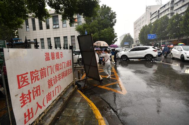 |“开源”又“挖潜”！多家医院上天入地破解停车难，专家支招：市民转变观念是关键