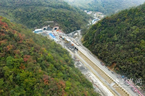 |保神高速公路最长隧道实现双幅贯通