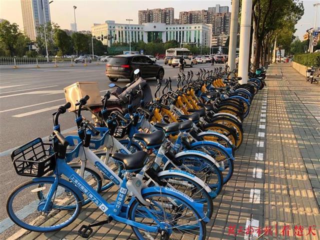 你发现了吗？武昌街头新增2.4万个非机动车位，大家可得把队站整齐了！