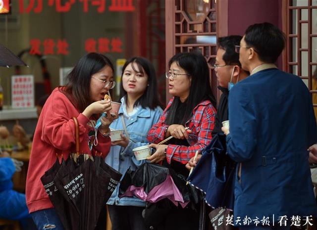 |秋雨挡不住游客热情！长假第三天户部巷里欢乐多