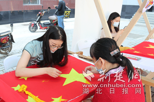 |长假首日武昌昙华林人头攒动时尚古城游人如织