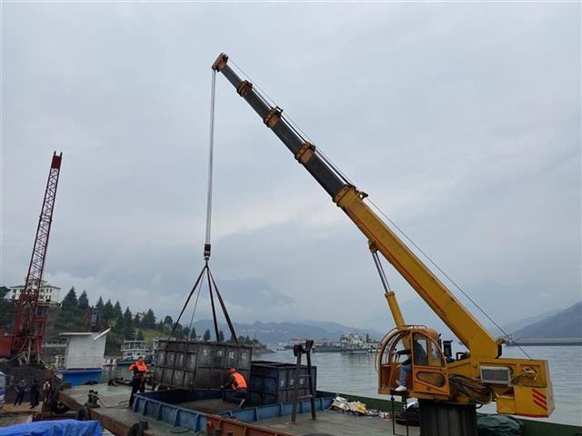 |船行江中有垃圾“滴”来一艘清洁船