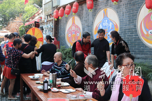 |长假首日武昌昙华林人头攒动时尚古城游人如织