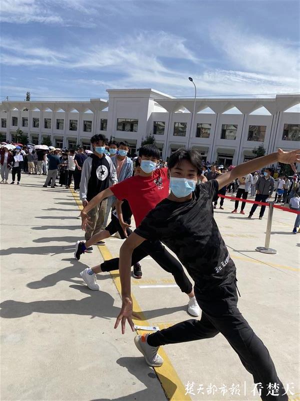 |牛圈里练功，路灯下看书，三名藏族青年“跳”出山村“舞”进大学