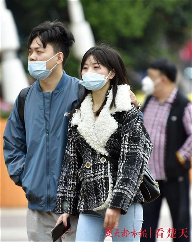 |秋雨来袭气温降，游客江城“打卡”游兴不减