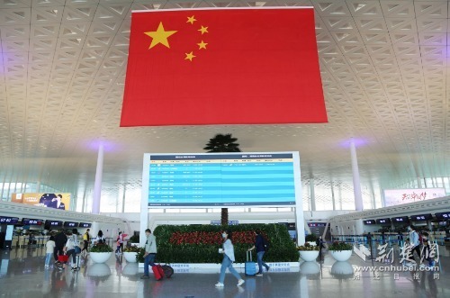 |武汉机场航空客流加快恢复 双节期间旅客吞吐量达52万人次