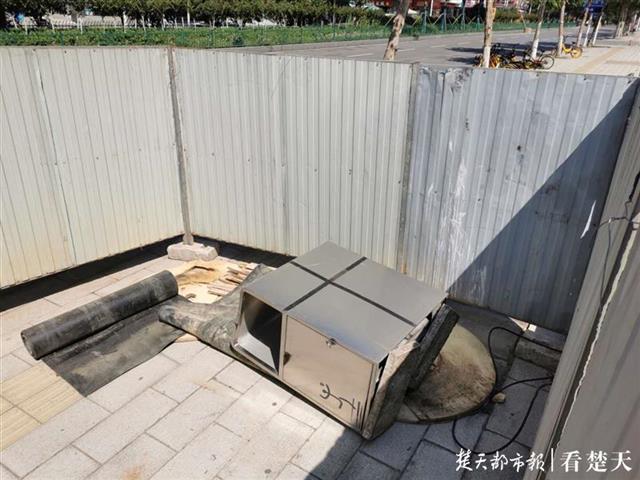 |碍着了谁？果皮箱“躺”人行道上近4个月，肇事单位吃2500元罚单