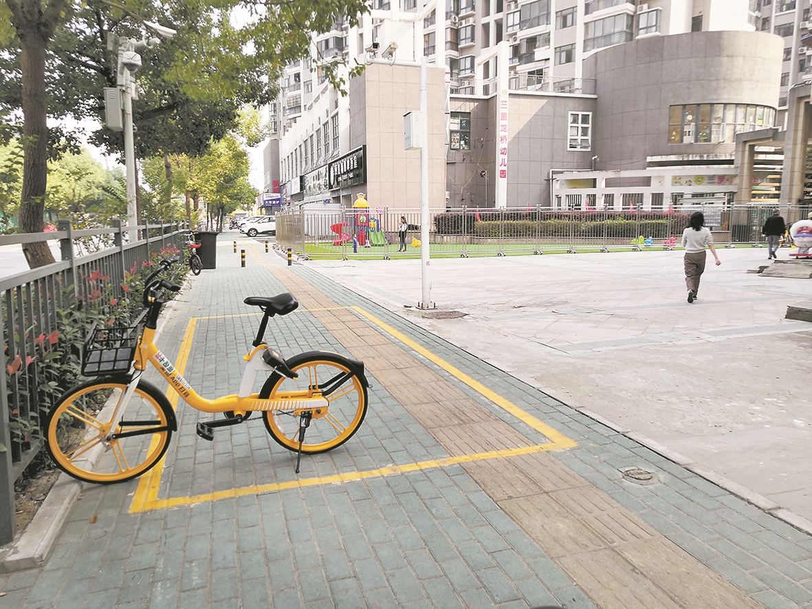 |人行道莫名出现“停车区” 交管部门表示将尽快抹去