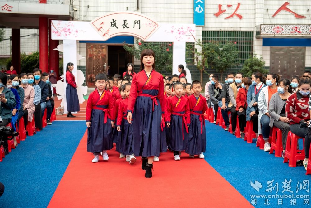 |宜城南街小学举行“开笔礼”仪式弘扬传统文化