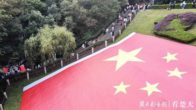 |巨幅国旗迎国庆