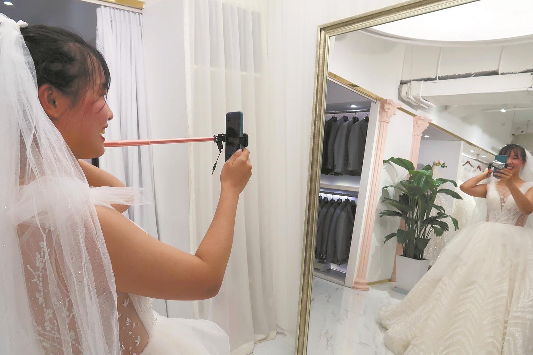 |国庆期间执勤无法一起回老家90后警察情侣视频试婚纱