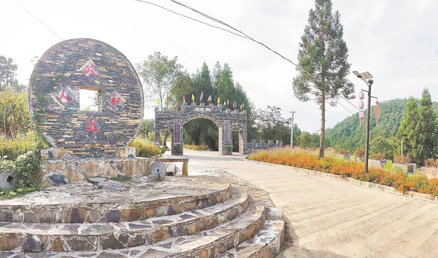 |资金一起筹建设一起上 23户村民自己动手打造特色石头寨子