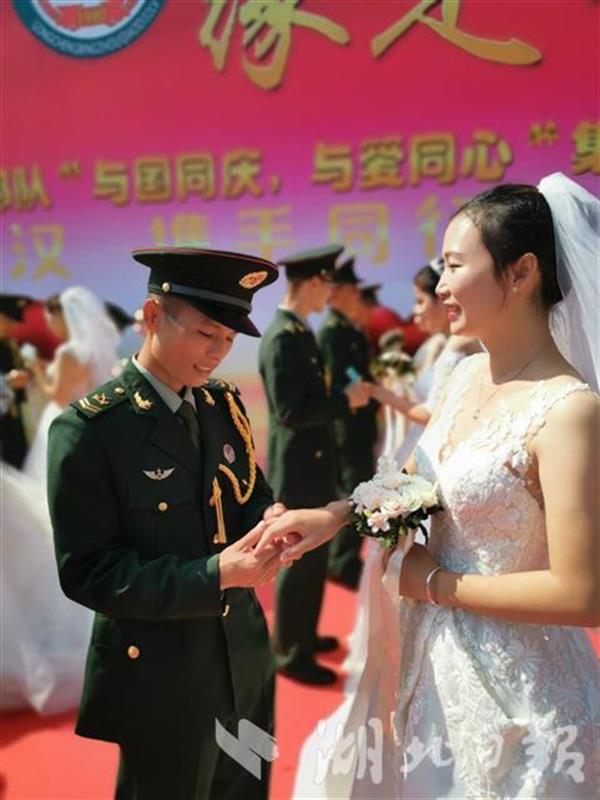 |架起“钢铁鹊桥”！中部战区陆军某舟桥旅为40对新人补办浪漫婚典